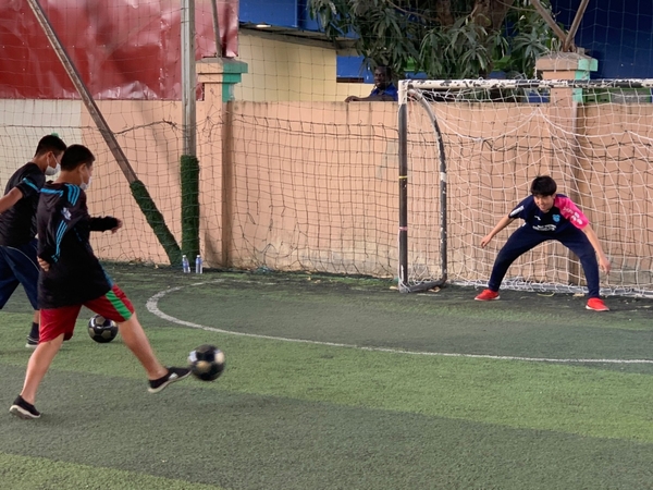 ゴールめがけて見事なキック！