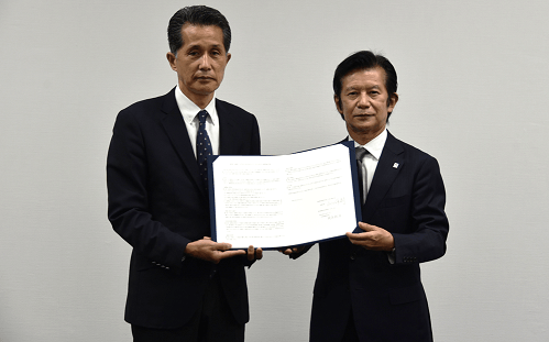 締結式にて　笠間市 市長 山口　伸樹氏（左）と 当社　代表取締役社長執行役員　岡本　利治（右）