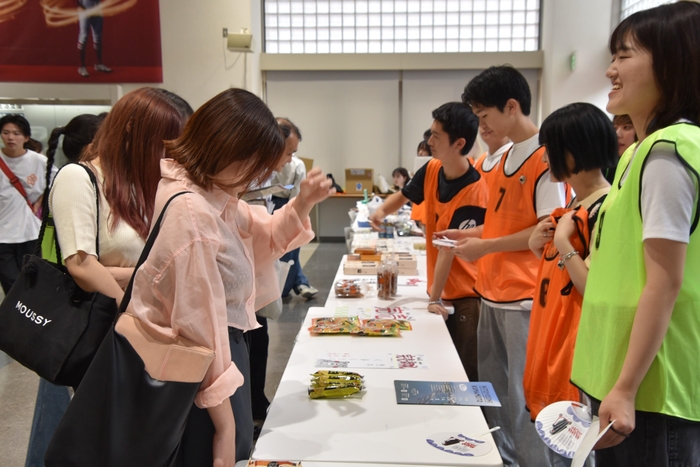 大勢の学生や教職員でにぎわったチャリティー販売