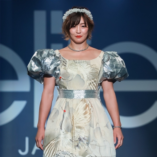 2024年に開催されたelite Japan（モデル事務所）のファッションショーでは、パリ五輪柔道女子48キロ級金メダリストの角田夏実さんが、柔道着をモチーフにした奏音ドレスを着て人生初のランウェイを披露し、話題となりました