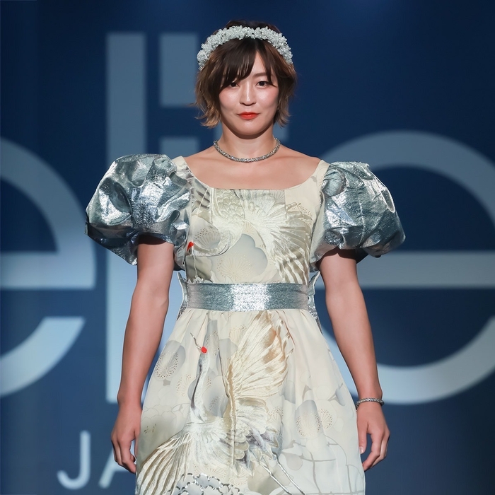 2024年に開催されたelite Japan(モデル事務所)のファッションショーでは、パリ五輪柔道女子48キロ級金メダリストの角田夏実さんが、柔道着をモチーフにした奏音ドレスを着て人生初のランウェイを披露し、話題となりました