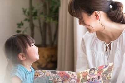 親子で絵本を読む イメージ