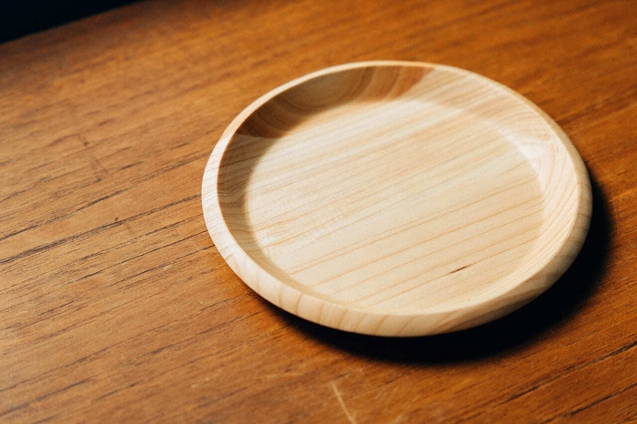 国産ヒノキ製の専用受け皿付き