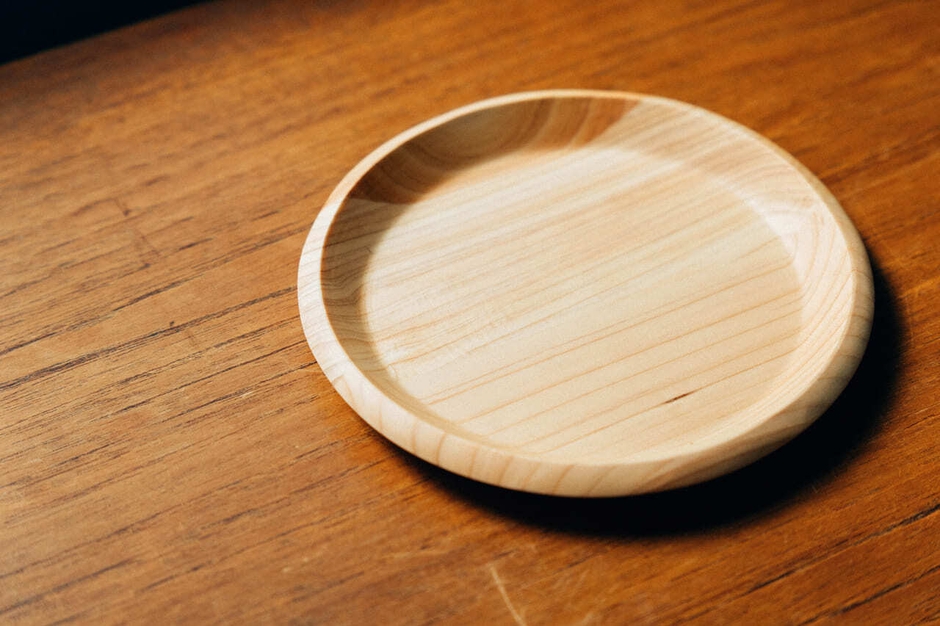 国産ヒノキ製の専用受け皿付き