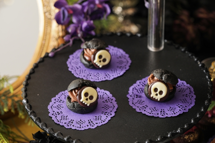 ▲ “邪悪な心”竹炭シュークリーム チョコレートのガナッシュ・チョコレートクリームが入っており、2つの異なる食感のシュー。“邪悪な心”を表現。