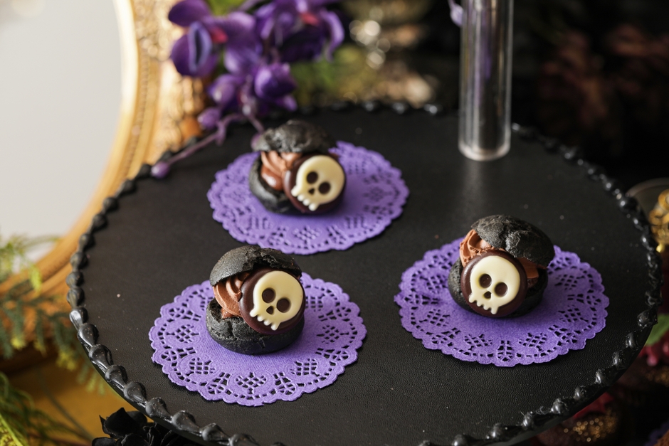 ▲ “邪悪な心”竹炭シュークリーム チョコレートのガナッシュ・チョコレートクリームが入っており、2つの異なる食感のシュー。“邪悪な心”を表現。