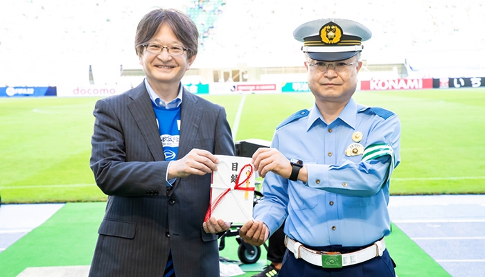 　SBI損保社長の五十嵐と大分中央警察署の木村署長　　　　　　©OITA.F.C.