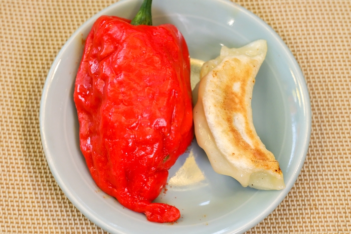 通常の焼き餃子(右)の約4倍のジャンボサイズ!