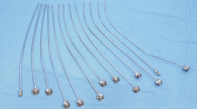モッズクリニックが試作したカニューレの一部。それぞれ曲がり具合や長さが異なる。