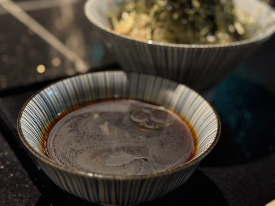 麺つゆには厳選された辛味、風味が際立つラー油が浮かぶ。