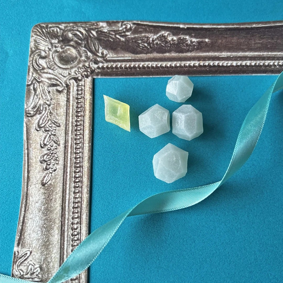 5月の誕生石『ヒスイ』の乳白がかった緑色を白練りゴマを使って表現している