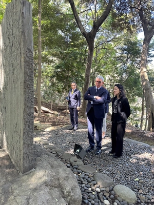 イタリア大使が10月18日(金)新潟県新発田市の長徳寺に来訪し、 忠臣蔵・堀部安兵衛のお墓にご納骨