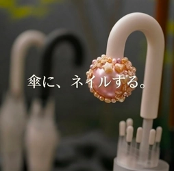 「傘にネイルする」ネイルのキャンバスを指先からビニール傘へ　 「これ、ブラボー！」外国人旅行者のひと言から生まれた 「傘にネイルする」新文化　 大阪・創業31年のBAR発『WET BALL』が商用利用を公式解禁