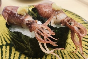 大粒のほたるいかは1尾でも大迫力! 390円