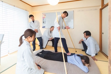 全国から来院者が絶えない広島の整体院から、業界に新しい風を！ 女性整体師が長く働ける社会に向け、手首を壊さない 「足技整体」の専門育成プログラムを開始