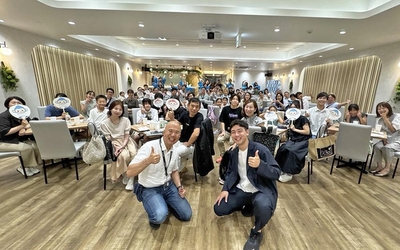 （手前左）QQEnglish代表藤岡頼光、（手前右）QQEnglish公式アンバサダー国山ハセンさん、リアルイベント参加者の皆様