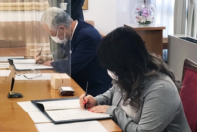 協定書調印式の様子:大原 千晶取締役が出席し、覚書の調印を行いました