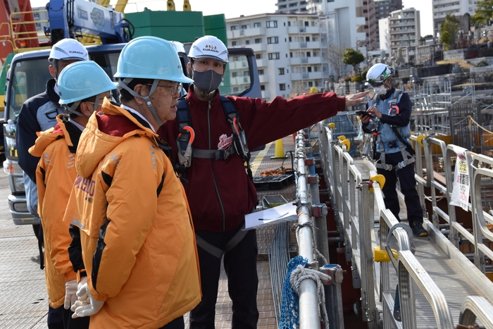 株式会社熊谷組の担当者から説明を受ける立花理事長