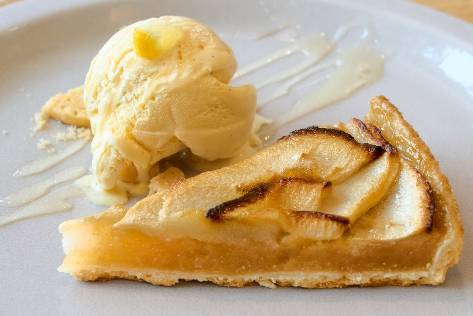 「タルト・オ・ポムとミニクッキーバニラアイス」