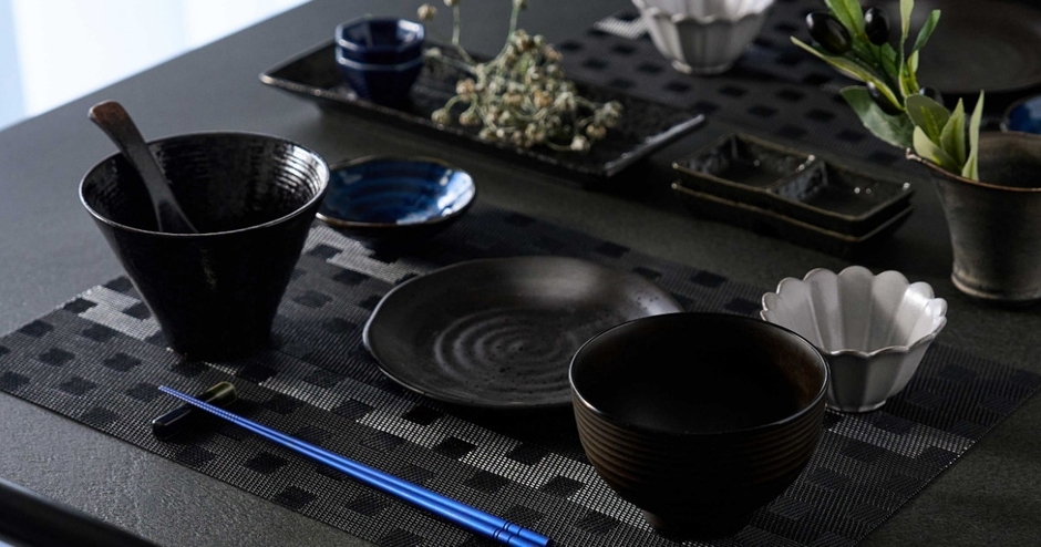 日常の食卓で映える深い蒼(陽極酸化による発色)