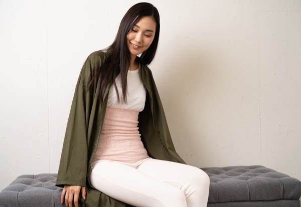 プラスニド『あなたになじむ あきのはらまき』コスモス着用イメージ