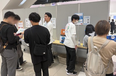 来場者と対話するふくしまメッセンジャーズ