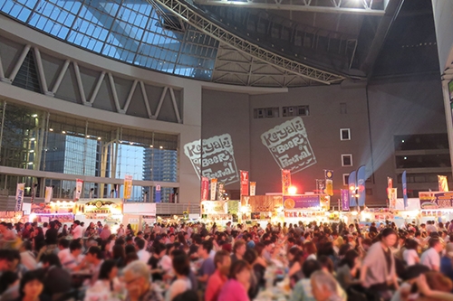 盛り上がる「けやきひろば秋のビール祭り」