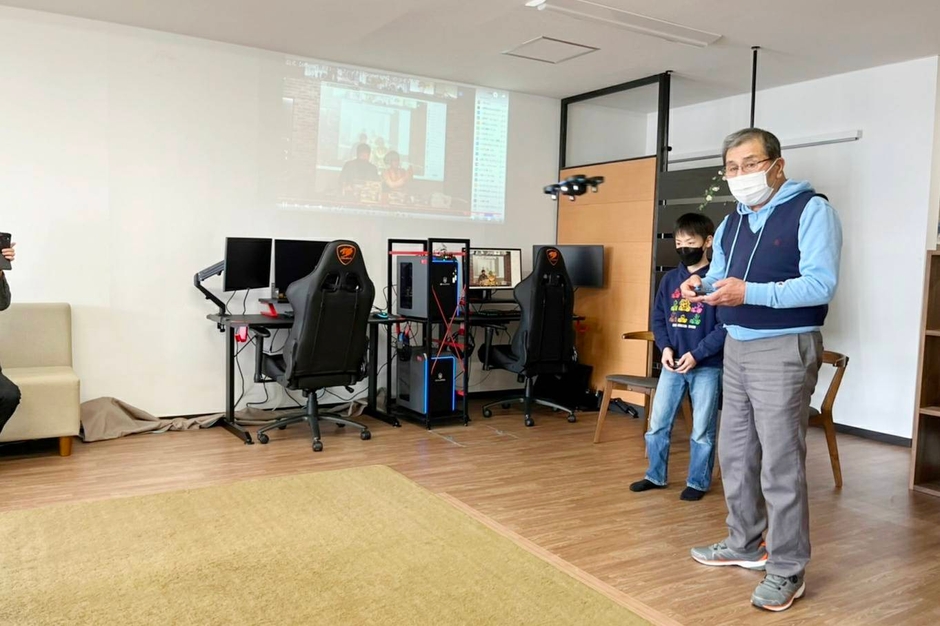 初めてドローンを操作した小学生と８０代も対決