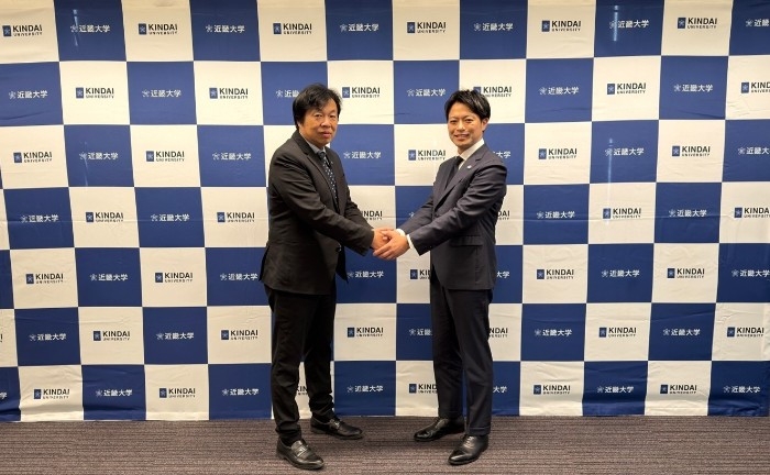 近畿大学長 松村到(左)、グーグル・クラウド・ジャパン合同会社 執行役員 和泉綾志氏(右)