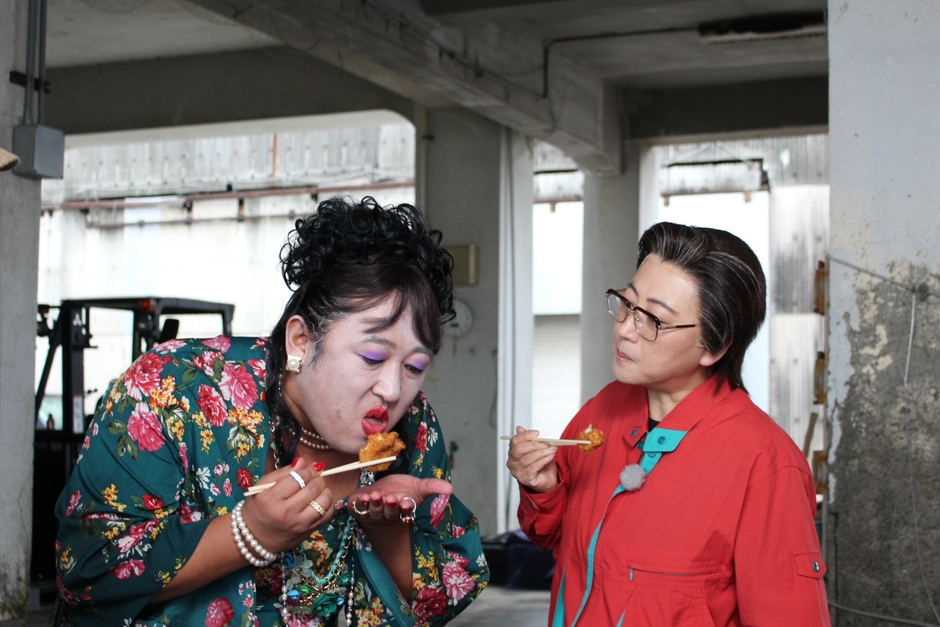 ハモフライに舌鼓をうつ西尾一男＆すず子ママ