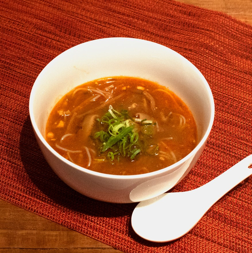 「豚肉と春雨の酸辣湯」チキンスープに中国酢と香辛料を効かせた、酸味豊かでピリッと辛い酸辣湯。