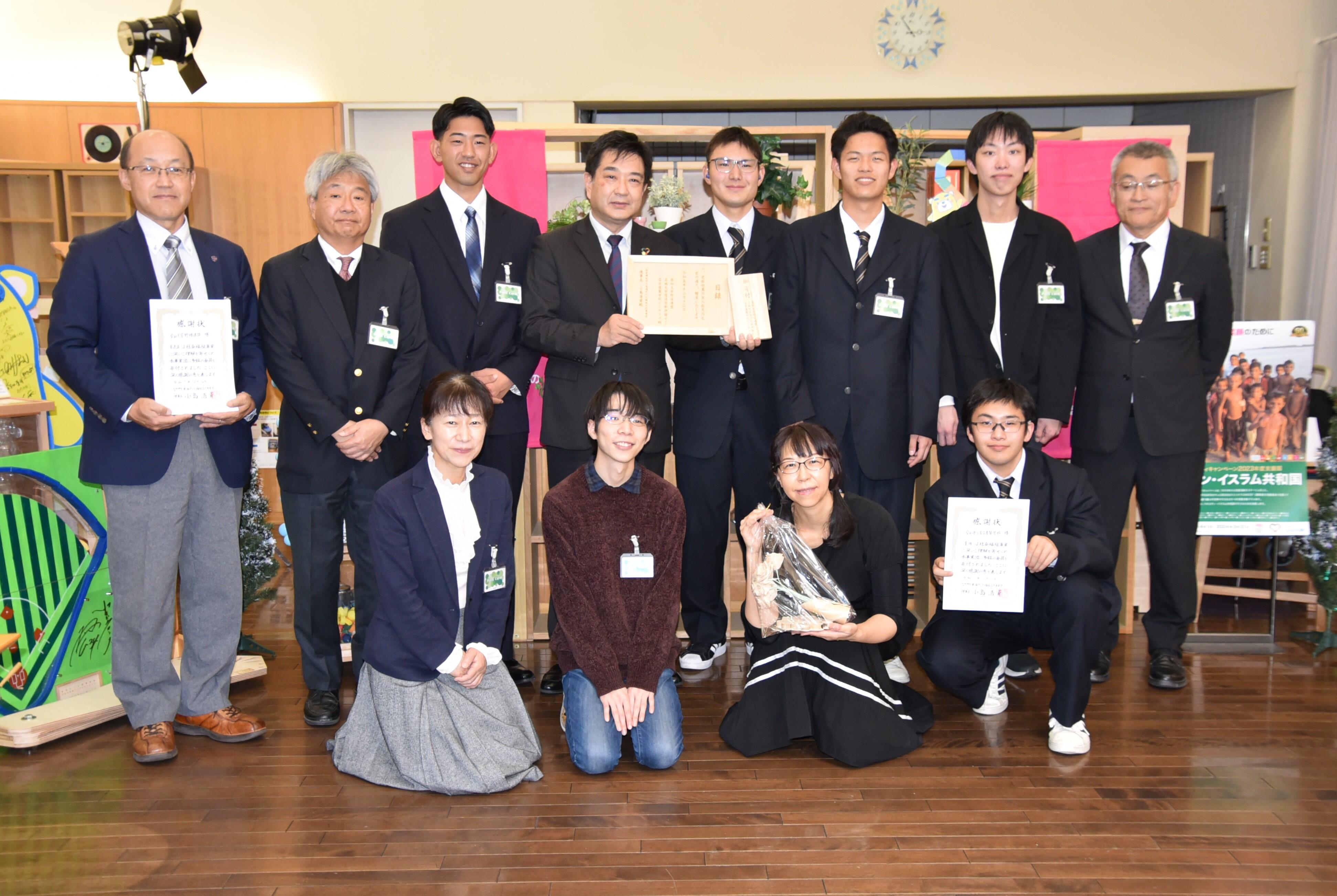 名城大学】経済学部の伊藤志のぶ教授のゼミ生らが折れたバットの