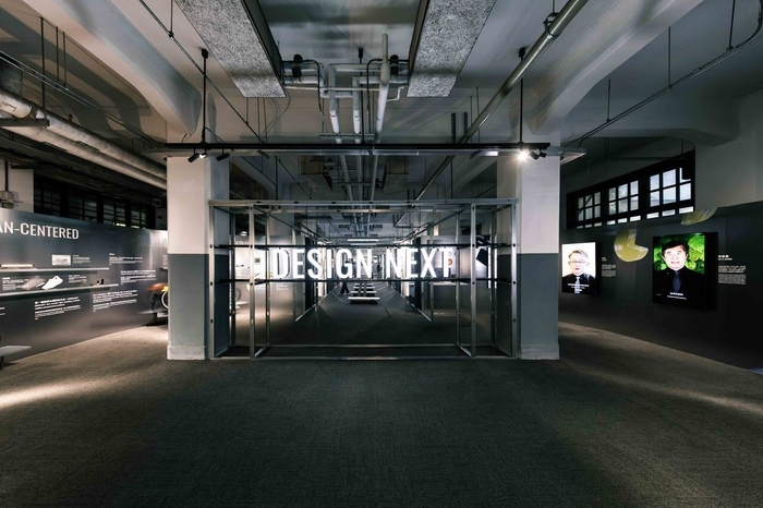 DESIGN NEXT(台湾デザインウィーク2025)のエントランスインスタレーション。光るタイポグラフィーと線形の構造が、デザインの未来を探求する旅へと来場者を誘う。