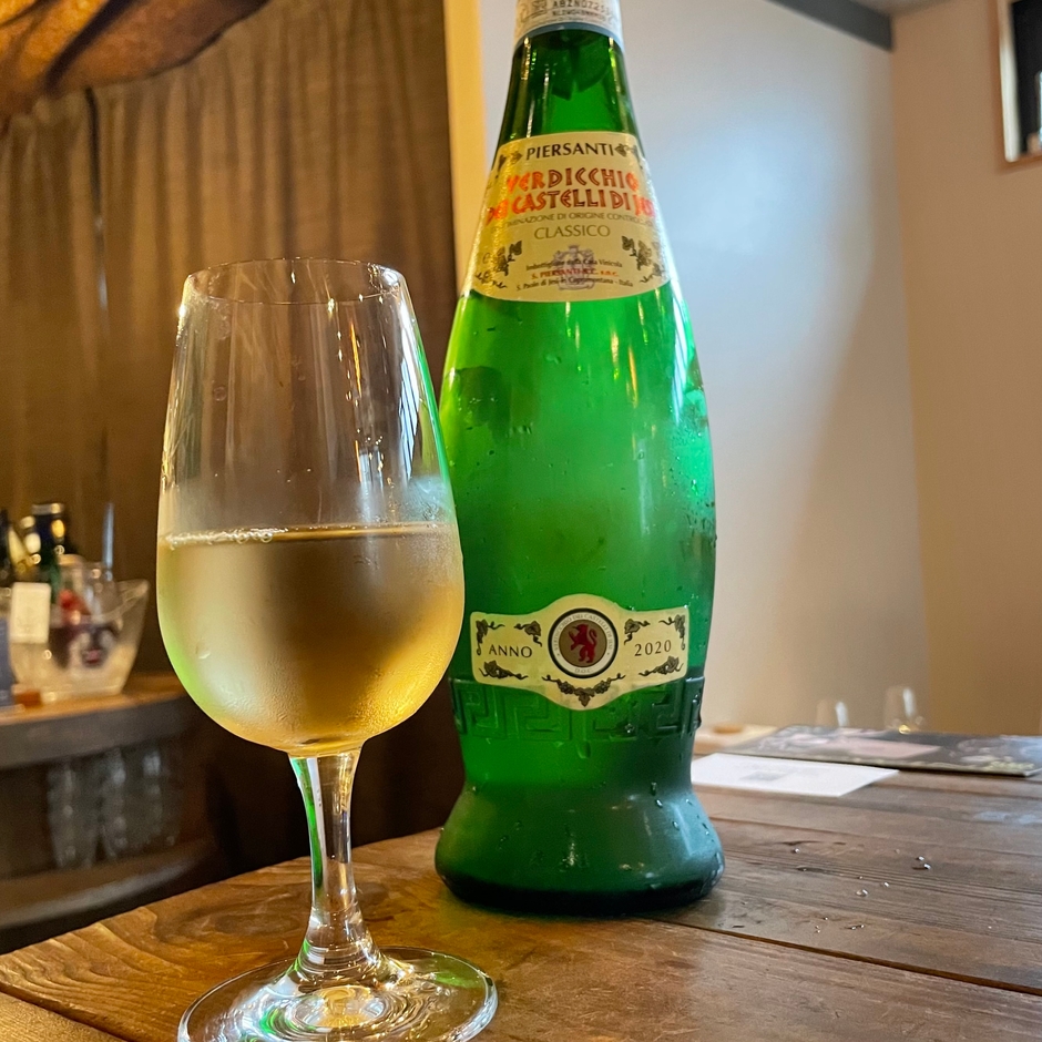 様々なワインをセルフサービスで ! 