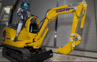 写真2:ヒューマノイドロボットによる小型ショベルの遠隔操作(神戸高専)