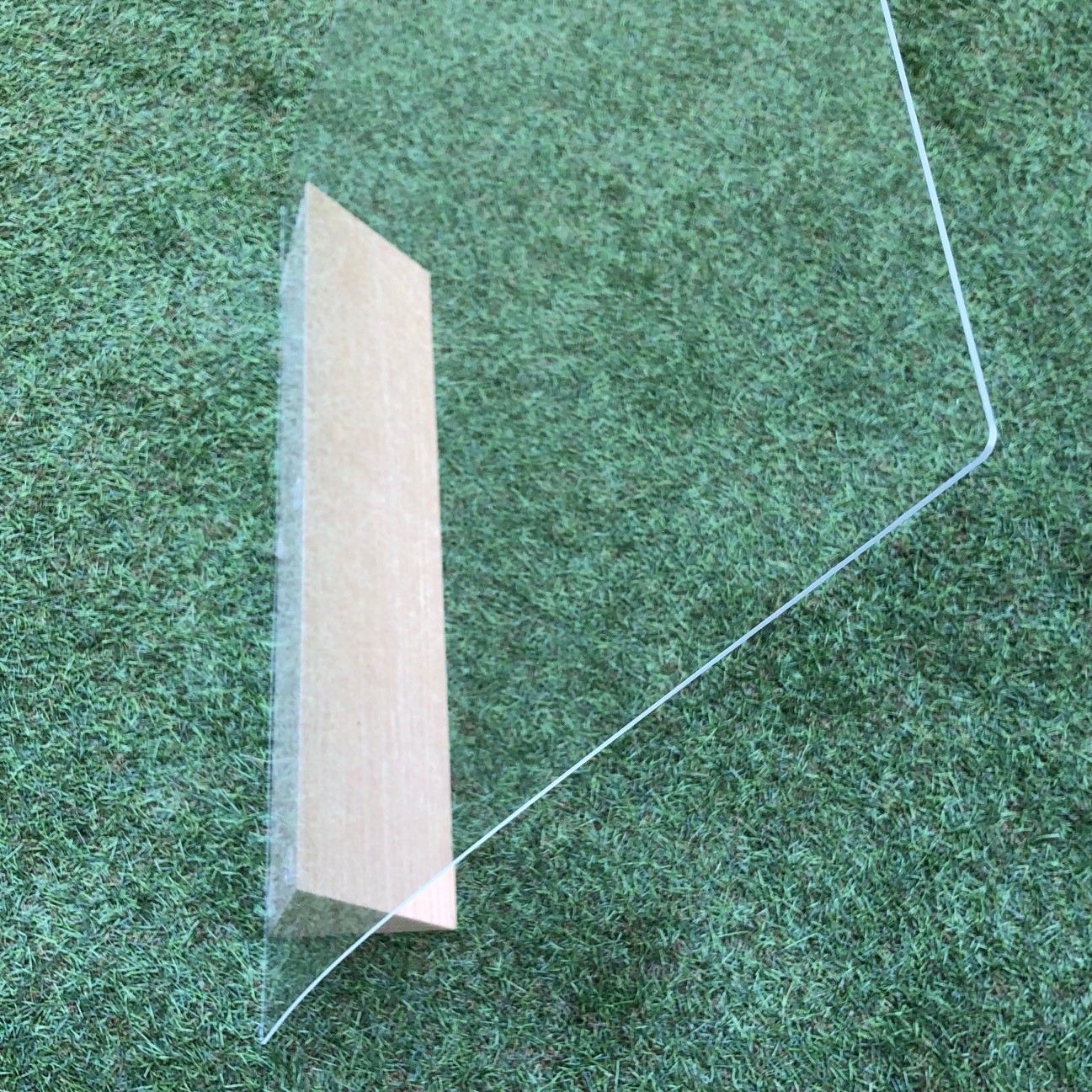 什器デザイン会社が製作する「コロナウイルス飛沫感染防止対策アクリル板パーテーション」