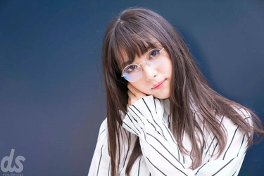 メガネグラビア連載「ビジョメガネ」に ドラマ『黄昏流星群』に出演中の石川恋が登場！ 電子雑誌『デジモノステーション』2018年 12月号 10月25日（木）発売