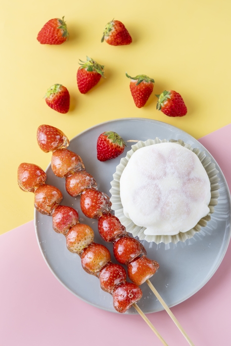 左：7粒いちごあめ串、右：1.7倍!!!いちごショート大福