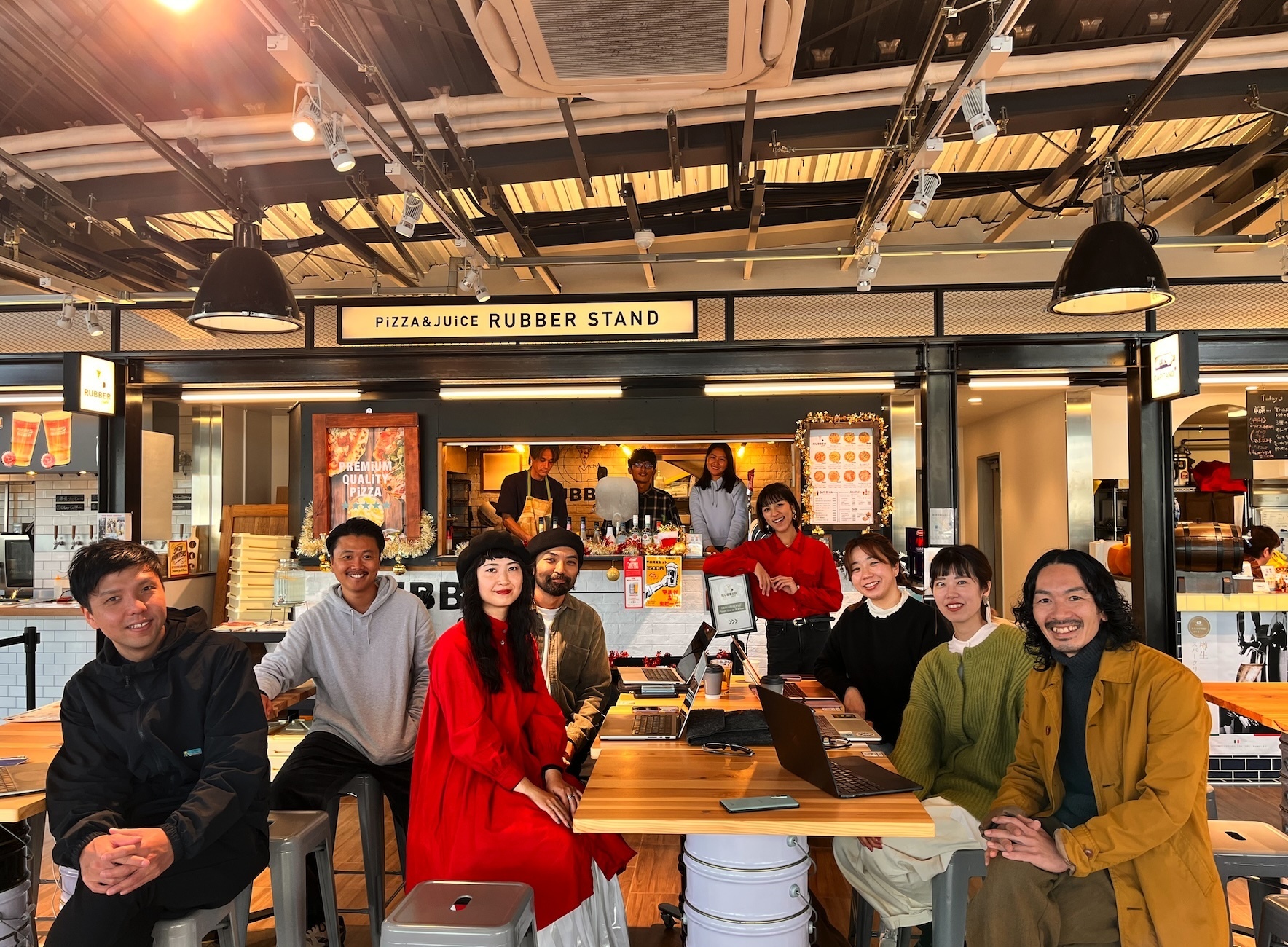 運営する店舗にて。合同会社prove LiFEのメンバー
