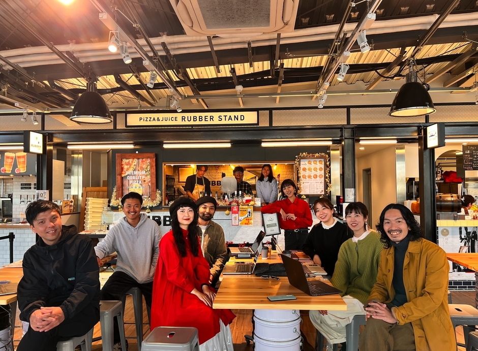 運営する店舗にて。合同会社prove LiFEのメンバー