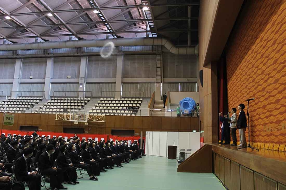 科学ボランティアセンターが空気砲のデモンストレーション