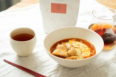 麻辣湯の辛さとチーズのコクに合うお茶とは？料理人が提案する「TEAET ウーロンブラックティー」の新しい楽しみ方