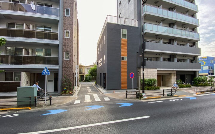 【狭小地15坪】大通り沿いでもプライバシーと開放感を両立!大型SUV対応のビルトインガレージと段違い設計で空間を最大化した3階建てデザイン住宅が竣工