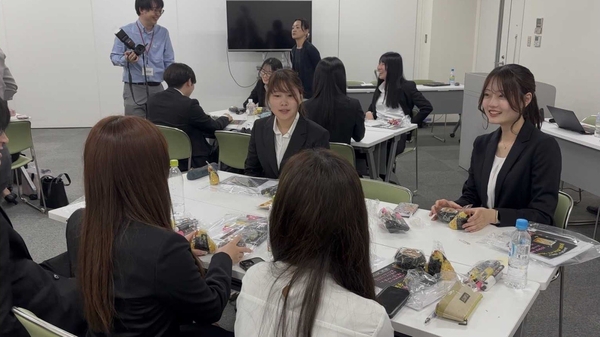 採用レシピの試食会の様子
