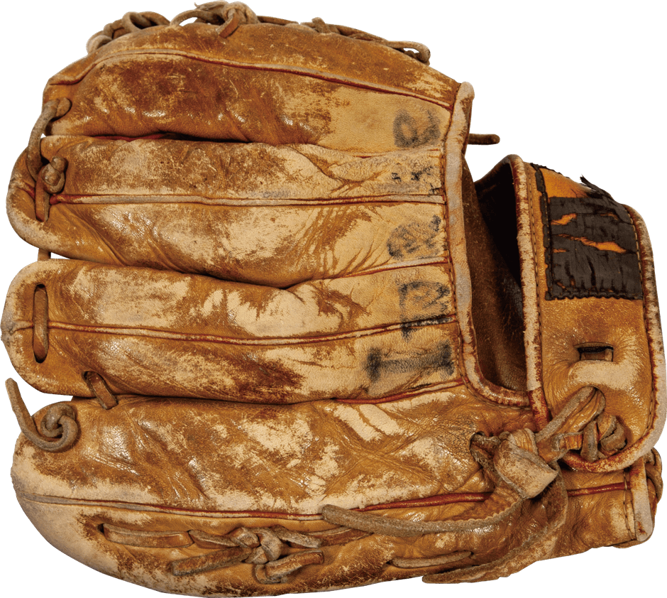 母・敏子さんに初めて買ってもらったグローブ