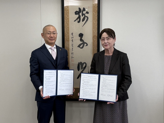 （左から）山本慈訓校長、真下峯子校長