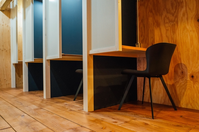 1階DESK:半個室席(フォーンブース)