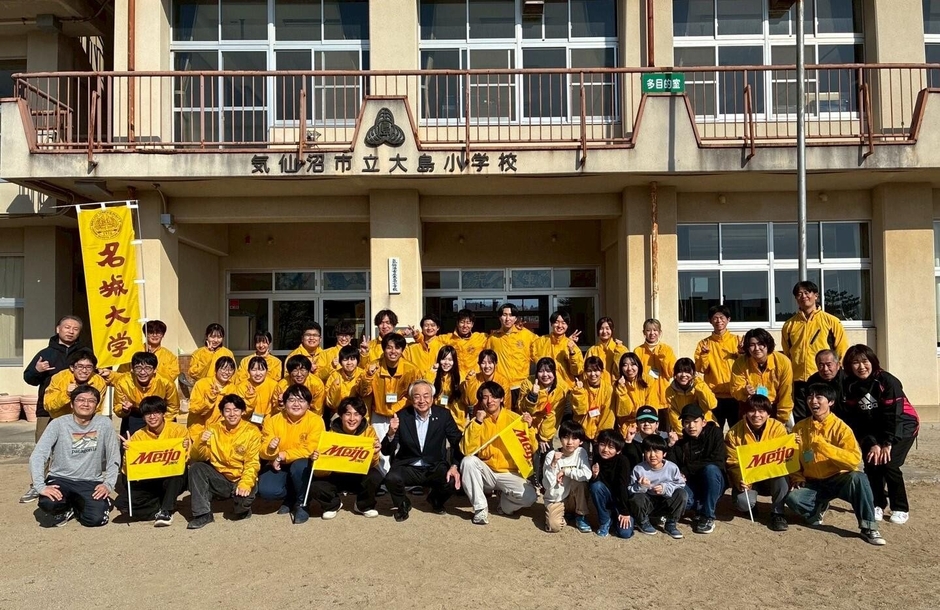 大島小学校で気仙沼市の菅原市長(前列中央)と学生ら