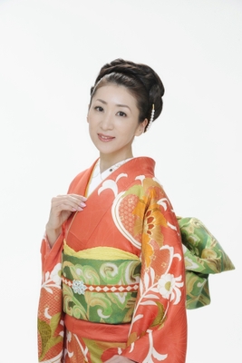 「鰻師の蒲焼」を歌う演歌歌手の西尾夕紀さん