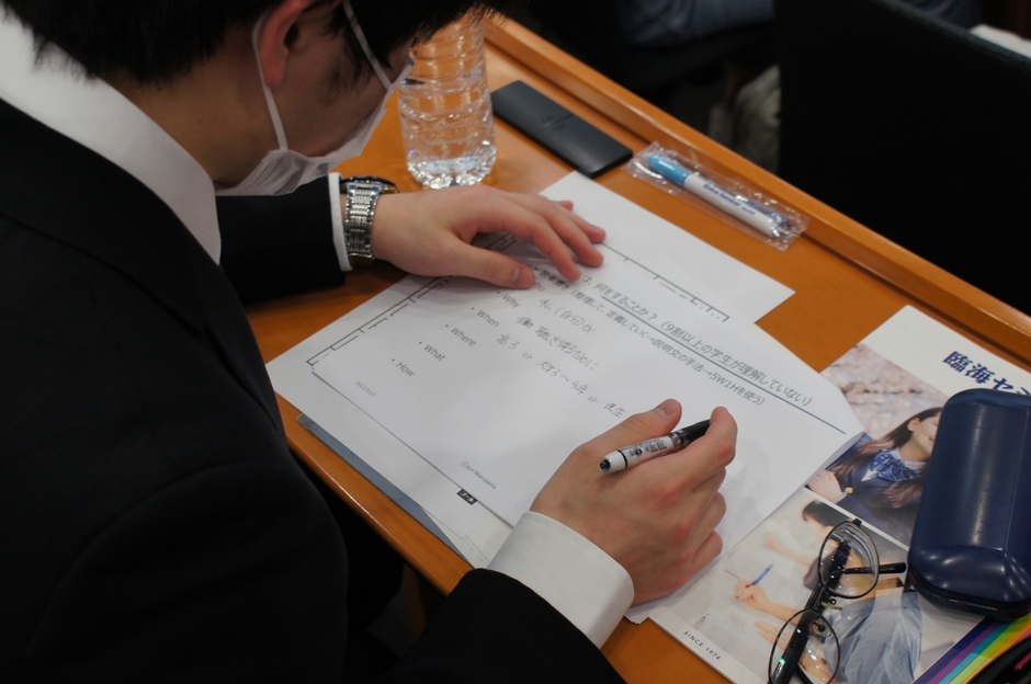 学生は5W1Hを通じて客観的に分析